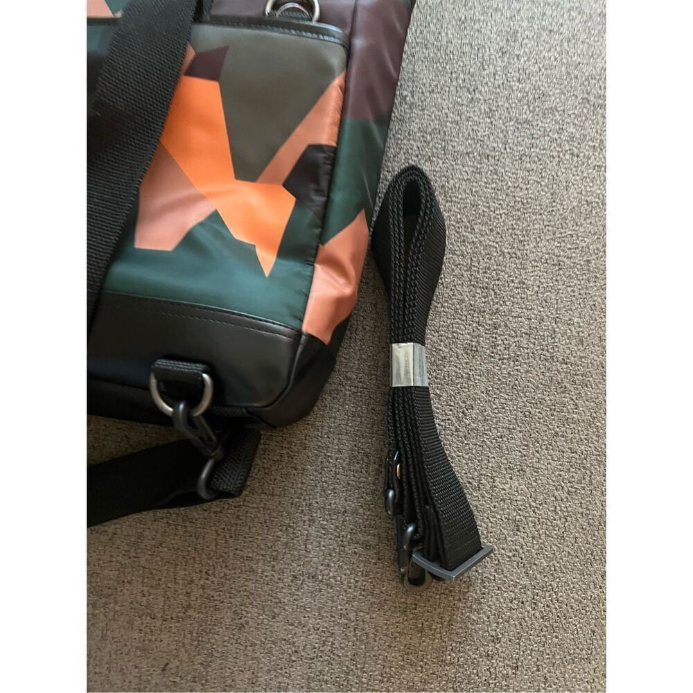 Calvin Klein camouflage-print duffle Messenger Bag - Picture 6 of 11